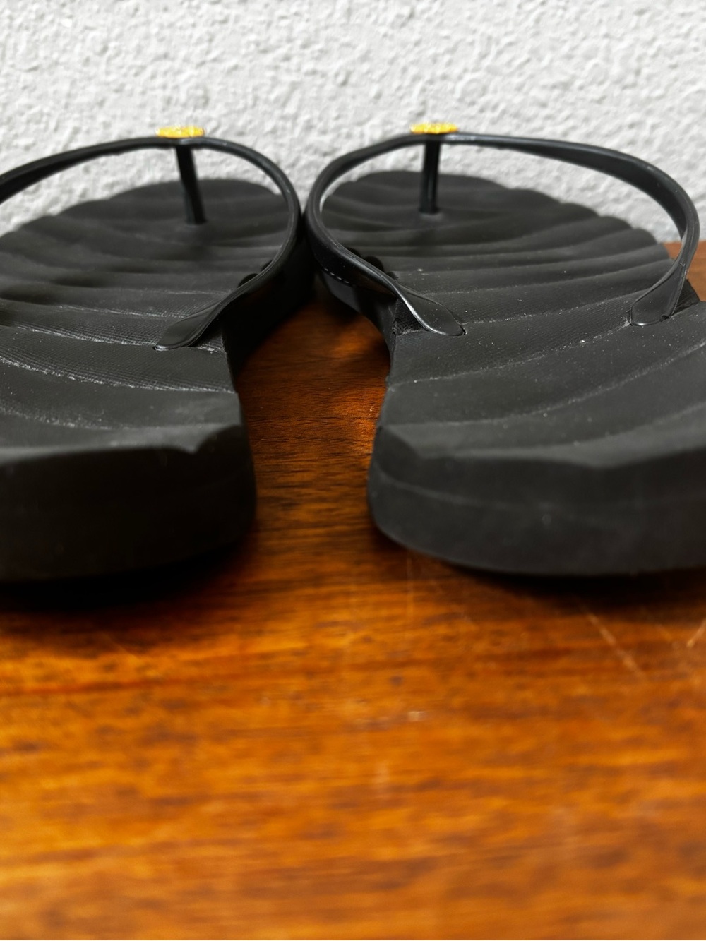 Tory Burch Kira flip-flop sandals in perfect black and gold (9) - Picture 6 of 11